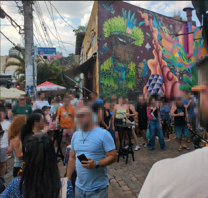 Photo de la rue avec un panneau visible
